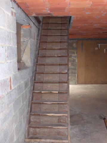 Trap naar verdieping van de schuur (een antieke trap precies).
